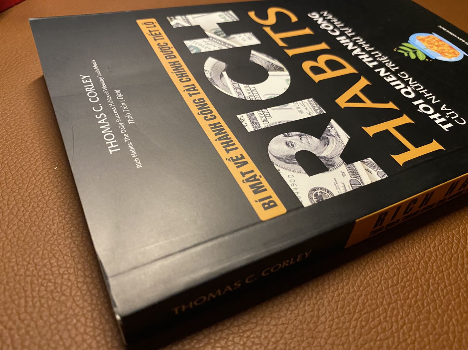 Trước giờ mình vẫn lựa chọn Tiki để mua sách, và đọc nhiều comment nói về sách của Tiki bị cong mép, sách cũ, sách bị dơ ...
Nhưng may mắn trước giờ mình rất ít gặp phải các trường hợp trên (chắc do ăn ở kakaka).
Quyển sách lần này mình nhận được cũng ok mặc dù lúc lấy sách ra từ hộp hơi bụi tí lau nhẹ là như mới ngay.
Tiền nào của đó vì Tiki bán giá thấp hơn 1 nửa so với bên ngoài Nhà sách bán nên mình không đòi hỏi gì hơn.
Chế độ giao hàng nhanh gọn sáng đặt chiều có ?