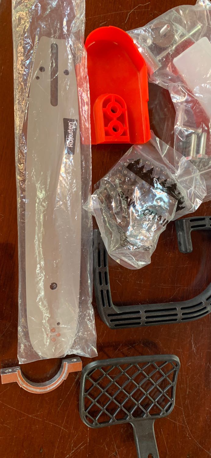 Sản phẩm thiếu 1 tấm cố định lưỡi cưa (hình có đánh dấu đỏ), đó là quan trọng không thể sử dụng nếu thiếu; do vậy, yêu cầu Tiki vui lòng đổi lại hàng giúp. Xin cám ơn.