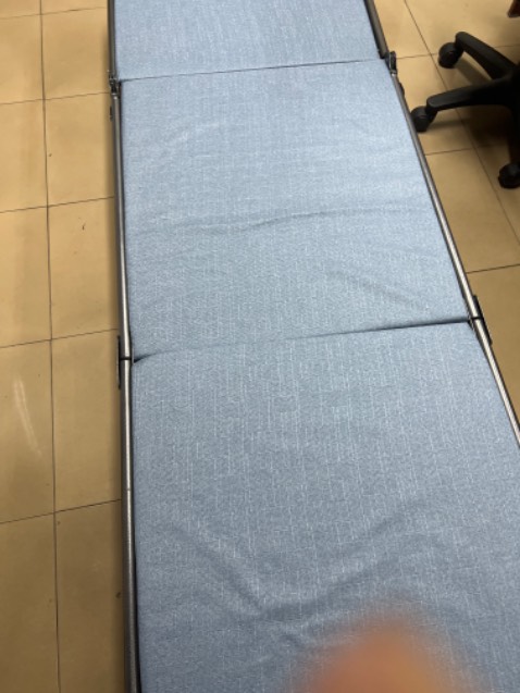 không giống trong hình lắm, Giường quá tệ ko như trong hình, nằm dễ sập