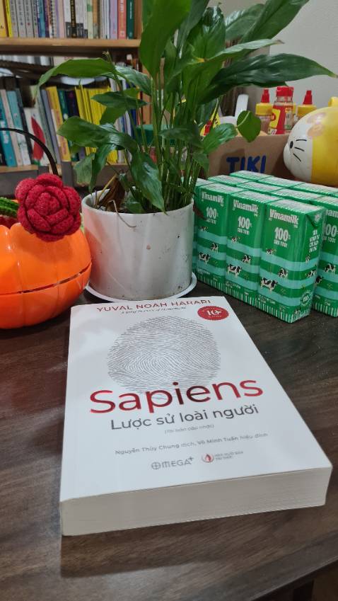 [Sapiens Lược sử loài người]
Cuốn sách sơ lược về sự hình thành và phát triển của loài người thông qua từng mảng: nhận thức, nông nghiệp, khoa học công nghệ, mối liên hệ giữa chế độ chính trị và kinh tế. Những vấn đề được phân tích và lý giải một cách thuyết phục, logic và dễ hiểu, giúp người đọc dễ tiếp cận và vận dụng để giải thích cho những sự kiện, sự việc hiện hữu, bao gồm: tâm lý, tài chính, quan hệ xã hội.
Những vấn đề sinh học, di truyền, triết học vốn khó nhằn đã được sắp xếp, vận dụng một cách khéo léo khiến cho những kiến thức này trở nên thú vị, dễ hiểu và dễ nhớ. Một cuốn sách rất nên đọc và nghiền ngẫm.
---
Với nhiều người cuốn sách này không còn xa lạ và kiến thức trong này không phải là quá mới mẻ, nhưng với mình, đây là lần đầu tiên được tiếp cận với một cuốn sách hấp dẫn về đề tài lịch sử loài người được viết bằng ngòi bút có sức mạnh truyền tải lớn. 
Mỗi cuốn sách là một câu chuyện cuộc đời, mình tranh thủ đọc để trải nghiệm thêm cuộc đời khác ngay trong khoảnh khắc này.
#luocsuloainguoi