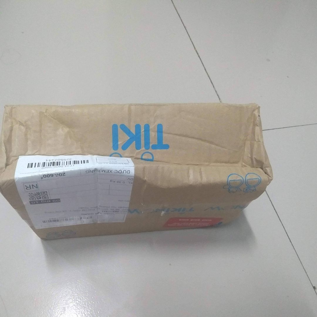 Khi mình nhận được hàng, thật sự rất thất vọng với bộ phận gói hàng và vận chuyển. Thứ nhất, không có sốp hay gì gói kèm để bảo vệ sản phẩm trong quá trình vận chuyển. Thứ hai, khi mình nhận được hàng thì gói hàng bị mốp méo nghiêm trọng. May là sản phẩm phía trong không bị ảnh hưởng nhiều. Sản phẩm mình nhận được thì có lớp màng bọc bên ngoài, hộp y nguyên, tuy nhiên vấn đề quan trọng nhất ở đây là tại sao mã sản phẩm ở hộp và trên thân tuýp kem lại không giống nhau như vậy. Vậy thì có đảm bảo là hàng auth hay không? Hi vọng Tiki nhanh chóng đưa ra lời giải thích hoặc cách giải quyết hợp lý cho mình. Mình sẽ update lại đánh giá sau khi nhận được phản hồi hợp lý từ Tiki.