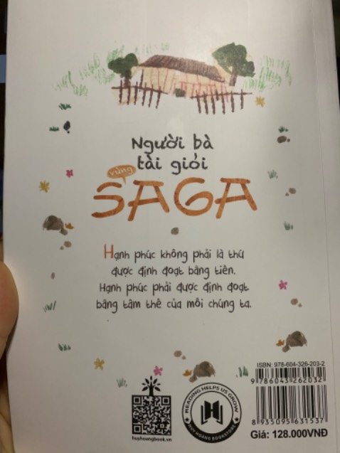 Mình viết những dòng này vào lúc 5h sáng sau khi đọc một lèo không dừng lại được. Chỉ đơn giản là những mẫu chuyện đời thường rời rạc, nhưng sao lại cuốn hút đến lạ.
Câu chuyện bắt đầu khi cậu nhóc 8 tuổi Akihiro buộc phải rời Hiroshima về vùng quê Saga và sống cùng bà ngoại. Những tưởng tuổi thơ cậu sẽ gắn liền với sự nghèo khó và buồn tẻ nơi đây, nhưng chính mảnh đất khỉ ho cò gáy này đã mang đến cho cậu những ký ức đầu đời đẹp đẽ khó quên nhất, tạo nền móng vững chắc cho sự trưởng thành của cậu sau này.
 Dù luôn sống trong cảnh ăn không đủ no, mặc không đủ ấm nhưng bà Osano, ngoại cậu, luôn giữ cho mình một tinh thần lạc quan, vui vẻ và sẵn sàng sẻ chia. Đối với việc ăn uống, bà dè xẻn từng tí, vậy mà khi ai đó cần sự giúp đỡ, bà đã chẳng ngần ngại đưa tay. Bà sống và cho đi bằng những gì mình có, không than vãn, không mong cầu.
Có rau ăn rau, có dưa muối thì ăn dưa muối, chẳng bao giờ than trời trách đất, ấy vậy mà bà đã ép con gà mái duy nhất trong nhà phải đẻ vào sáng ngày Akihiro tham gia hội thao, chỉ để cậu có một hộp cơm trứng cuộn đủ đầy dinh dưỡng. “Đẻ đi, đẻ đi”, đọc đến đây làm tim mình quặn thắt, những thứ tốt nhất bà luôn muốn dành hết cho cậu, dù cái đói cái nghèo vẫn đeo bám cuộc đời bà không buông. 
Cuộc sống thôn quê nghèo khó là thế, nhưng không khó bắt gặp những sự tử tế chân thành từ bất cứ đâu. ở trường học, nơi các thầy cô giả vờ đau bụng liên tiếp mấy năm liền, chỉ để đổi hộp cơm và cho cậu ăn một bữa thật ngon vào ngày hội thao. Hay bác bán đậu phụ dạo, bác cố tình chọc thủng một tảng đậu phụ chỉ để bán cho bà cháu cậu giá bằng 1/2 so với tảng nguyên. Và còn nhiều, nhiều nữa những điều tử tế đáng trân trọng trong cuốn sách chỉ vỏn vẹn 213 trang này. 
Rất rcm mọi người đọc cuốn này, nó đã chữa lành tâm hồn mình, chữa lành một tuổi thơ không lấy gì làm đẹp đẽ..
“Lòng tốt, sự tử tế là khi ta không để ai nhận ra việc mình làm.” 
“Cần gì phải có quần bơi! Bơi bằng thực lực của mình ấy.”