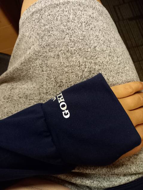 Áo đẹp,vải mặc rất mát, các túi đều có khóa kéo chắc chắn. Tay áo chổ xỏ ngón cái hơi chật 1 chút. Tiếc là toàn tông màu nóng rực, chói lóa, đề nghị ra thêm mấy màu nhạt nhẹ nhàng được không?