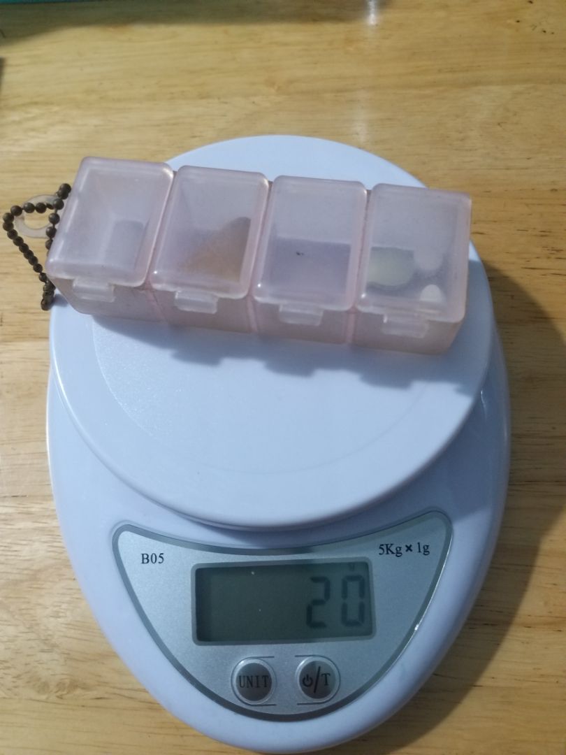 Cân nhỏ xíu dễ thương để cân dung lượng những nguyên liệu thực phẩm rất tiện. Shop còn gởi cho hai cục pin nữa.