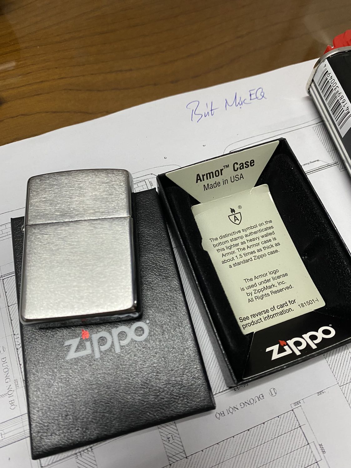 1. Tiki giao hàng nhanh.
2. Shipper gọi lúc 12h hơn, giờ nghỉ trưa nên mình off đt, 20 phút sau thì shipper báo đã hoàn về kho, để hôm sau phát tiếp. Không hài lòng, nhưng không vội nên mình đồng ý hôm sau nhận.
3. Lần đầu mua và dùng Zippo, thấy cũng khá ưng ý và hài lòng về sản phẩm. Chất lượng, thấy chữ in ở đáy bật lửa không sắt nét lắm.