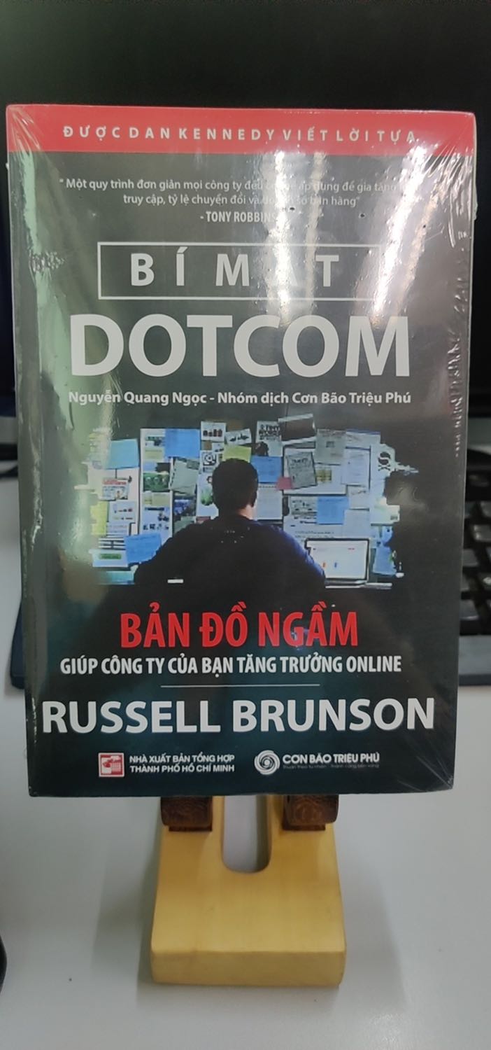 Cuốn sách đi từ các bước rất cơ bản như xác định khách hàng mục tiêu, từ đó hướng dẫn cách thức xây dựng chiến lược cốt lõi để phát triển công ty bằng truyền thông trực tuyến.