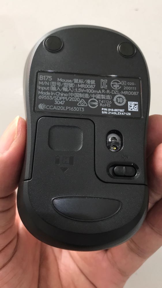 Ship siêu tốc.
Sản phẩm mới, đẹp như hình.
Chú ý: khi gạt công tắc ON thì đèn quảng không hiện như các loại chuột khác nên dễ nhầm tưởng là chuột hư. Các bạn đừng quan tâm đến tín hiệu đèn nhé. Cắm USB vô máy, kiểm tra pin ở mouse rồi gạt ON, cầm chuột click trái phải, con lăn… Thấy chuột trên màn hình chuyển động là ok.
Cứ gạt công tắc sang ON, cắm