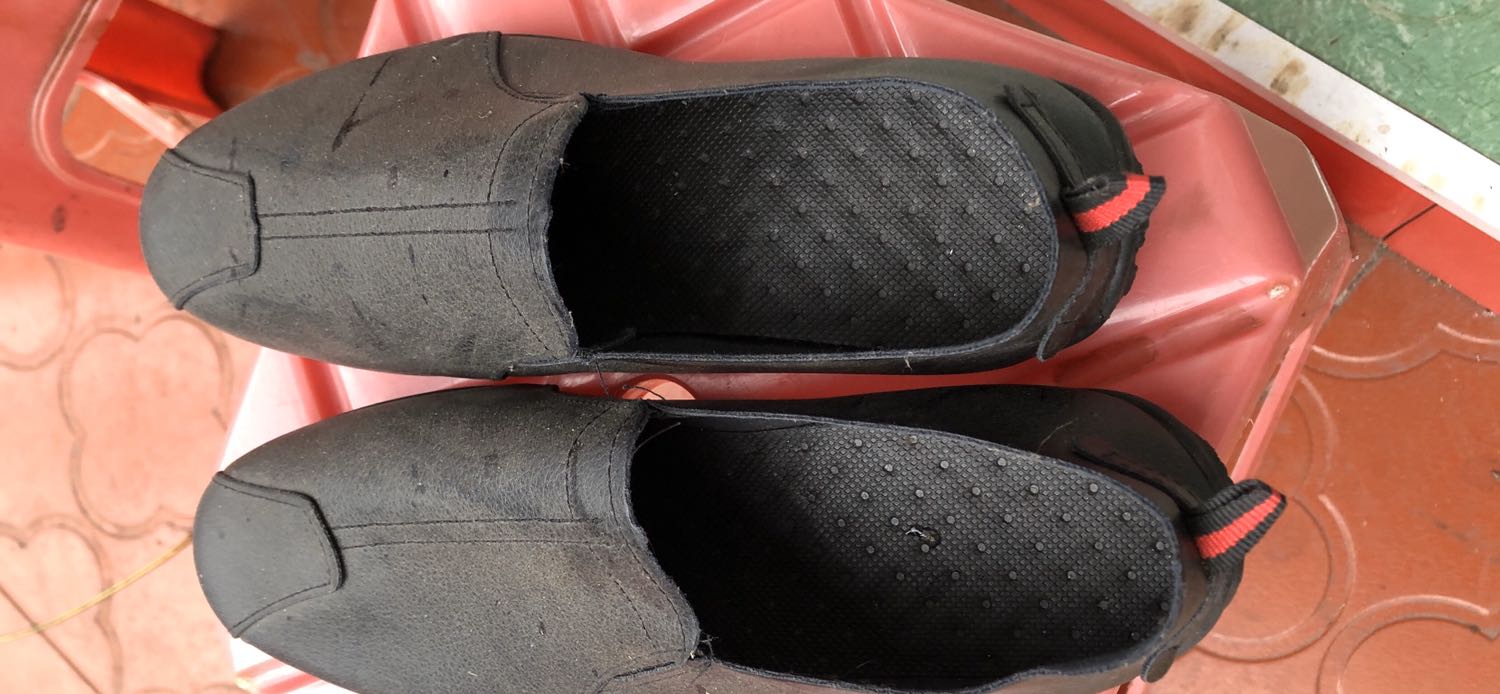 Giày bằng đồ giả da, mùi kinh khủng, bụi bẩn bám là do mình kinh quá vứt góc. Cảm giác đôi giày 100k như giày 10k ấy. Ko đeo mà vứt xó, giờ vứt sọt rác.