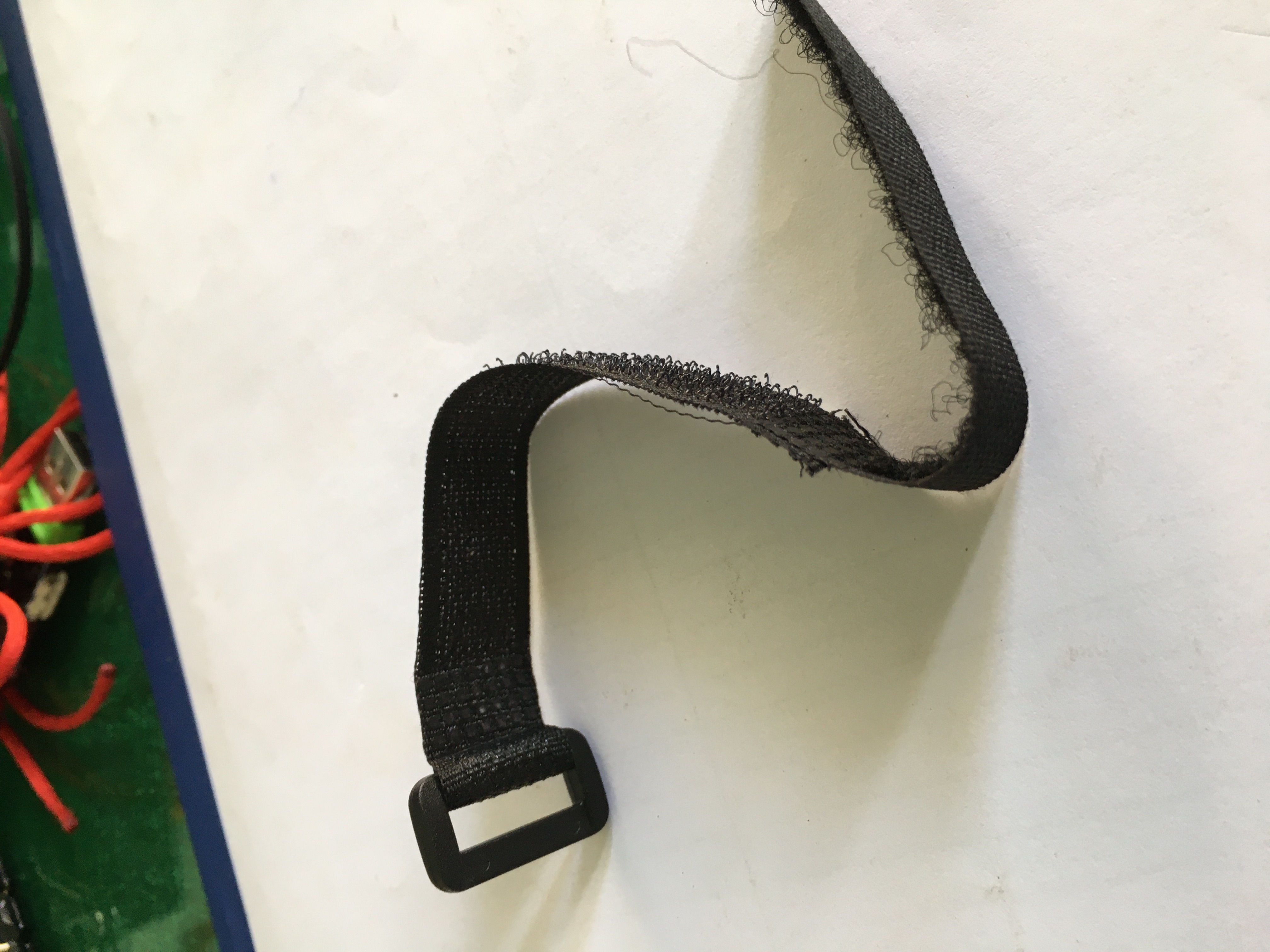 Dây buộc không chắc chắn. Giao hàng nhanh. Đèn ngon.