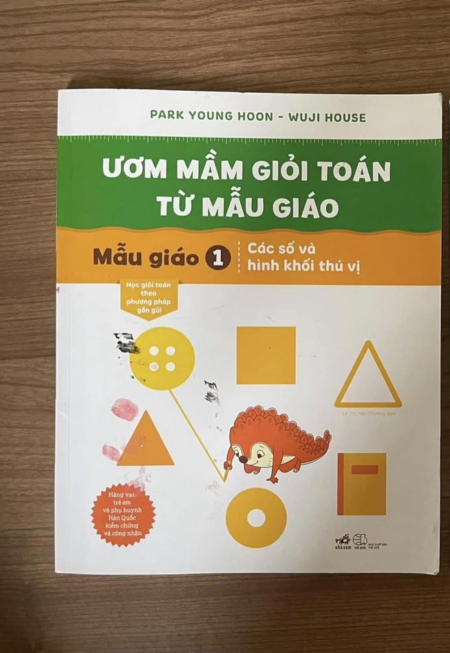 Bộ này mình chọn làm “sách giáo khoa” để dạy con học. Bài tập đơn giản, giúp con phân biệt phương hướng, học số rất dễ nhớ và đặc biệt là khả năng phân biệt, phán đoán rất cần thiết cho phát triển tư duy. So về hình hoạ thì cuốn này không quá độc đáo, nhưng cũng đủ tươi sáng và đáng yêu để thu hút các bé học tập. Có cả stickers nho nhỏ để phục vụ bài tập, và các flashcard mini để luyện trí nhớ. Bộ này tầm 80 trang mỗi cuốn.