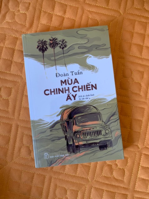 Sách được " máy bay "  tặng dù mình đã đọc sách này dạng ebook và nghe audio trên youtube . Tuy nhiên  trải nghiệm trên sách giấy vẫn khác biệt nhất định . Thực ra hồi ký chiến trường K hầu như mới ở tầm các bác chiến sỹ, trung đội trưởng trở xuống nên nó chưa có cái tầm chiến thuật . Duy có cuốn " đường vào Phnompenh " của Bùi Cát Vũ ở mức phó tư lệnh quân khu 7 nhưng khá sơ sài . 
Sách đóng gói cản thận , dạng hồi ký đọc cho biết , đọc xong 1 lần rồi cất đi.Mấy bài thơ kèm lẫn trong hồi ký thì nói thật không ngửi nổi . Văn phong giống hệt những cuốn hồi ký chiến trường K khác, có lẽ chung 1 nữ nhà văn chỉnh sửa biên tập trước khi xuất bản