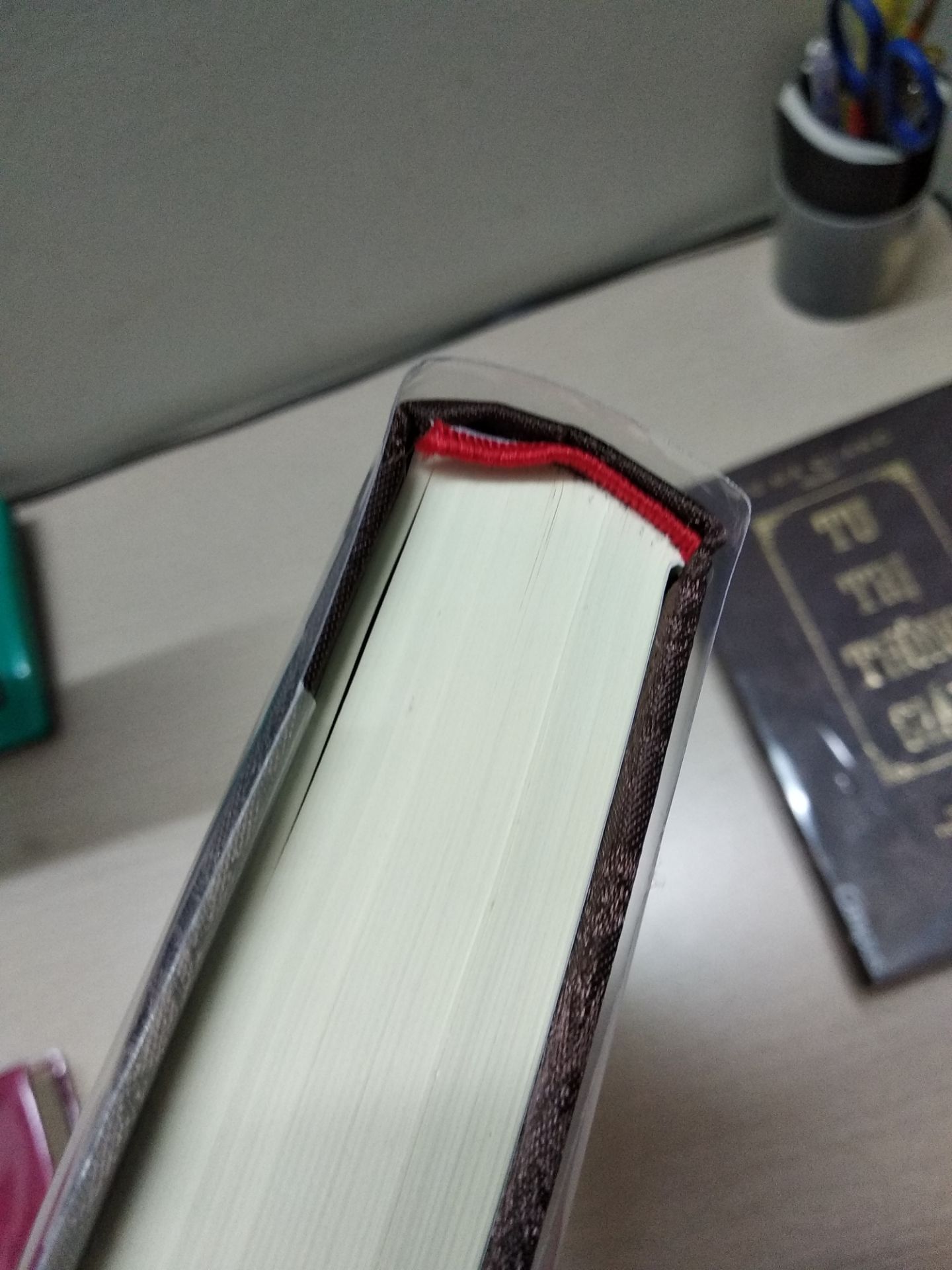 mình sẽ không bàn về nd vì nó quá nổi tiếng r, 1 bộ sử sách đem lại lượng thông tin rất lớn, đầy đủ về lịch sử trung quốc. Mình muốn nói ở đây là về chất giấy- tg đối tốt, bìa cứng bọc vải- đẹp, tuy nhiên mực in bìa rất dễ phai, mờ, dễ mất chữ, và hình như bên nhà sx ko khắc phục được. Mình bọc lại mong là giữ được lâu. Duy có một điểm không hài lòng là gáy sách, tệ vô cùng, lỏng lẻo, chán, nhà sách nên chọn nhà sản xuất sách khác đi