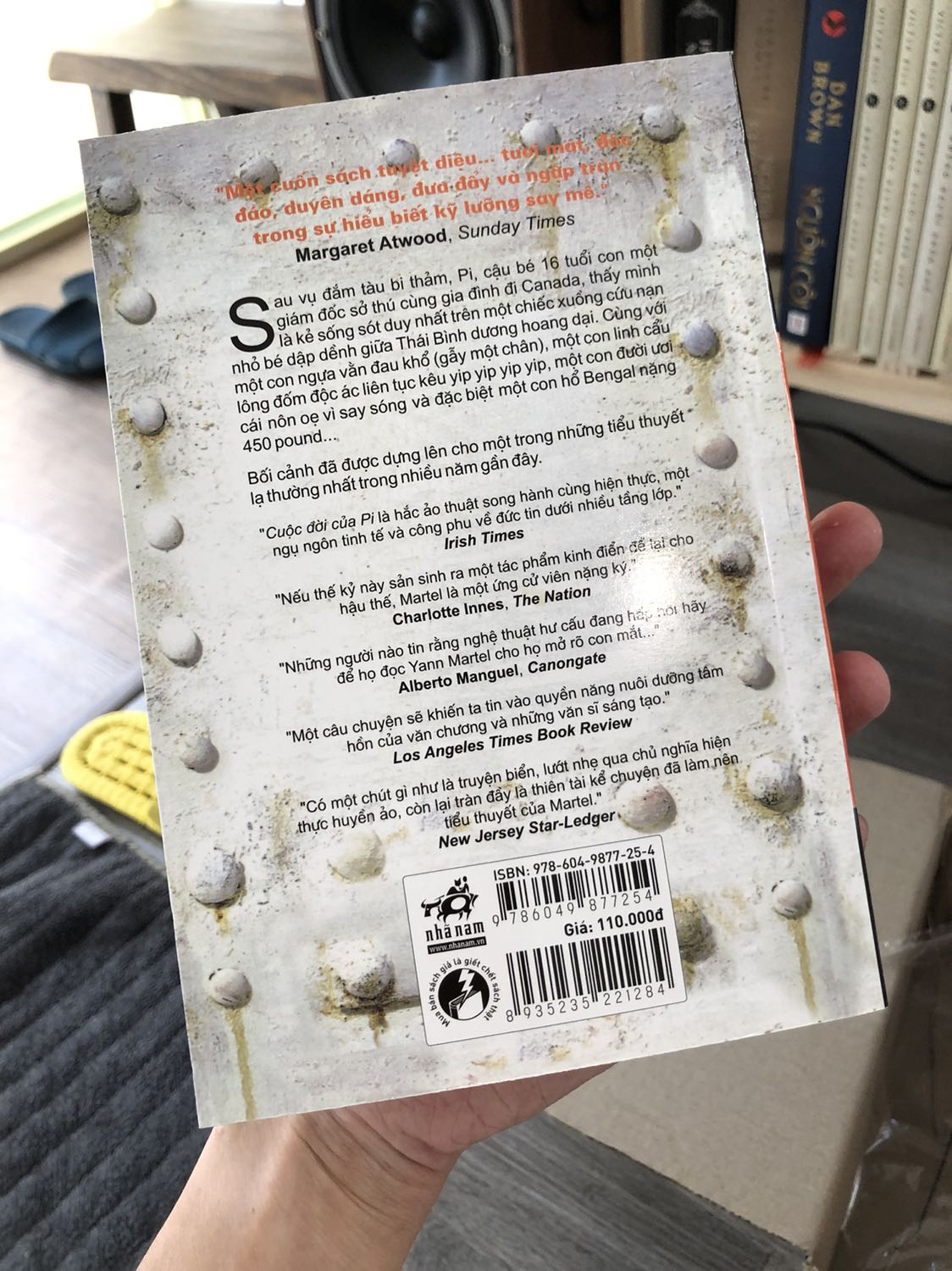 Mình xem phim trước khi đọc truyện về PI, phim hay xuất sắc, coi 30” đầu sẽ hơi chán với những bạn không thích thể loại phim chậm chạp từ từ, chủ yếu nói về cuộc đời lúc nhỏ của Pi, để làm tiền đề hiểu hơn về đoạn lúc sau này khi Pi lênh đênh trên biển.

Cả phim và sách đều hay như nhau, mỗi thứ cho một nét riêng. Bạn nên đọc sách lẫn xem phim để có cạm thụ tốt hơn về quan điểm của nhà văn thông qua nhân vật PI về cái thiện và cái ác

Cám ơn tiki đã giao sách nhanh và đẹp