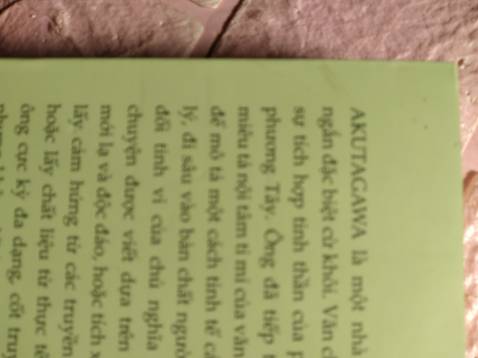Sách bị df ở khá nhiều chỗ, cấn bìa, cấn gáy, bị nhăn bìa,etc etc... Không seal không bookmark gì hết. Thôi thì chấp nhận được cũng chẳng đến nỗi.