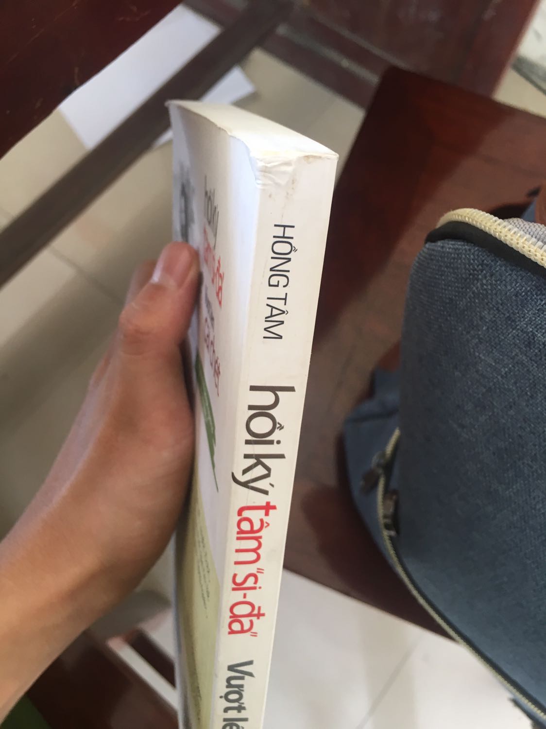 Tiki làm ăn kiểu gì vậy, chuyển sang bán sách cũ rồi đấy à. Thật sự quá thất vọng, tôn trọng tác giả mua sách thật, sách mới mà mua bên tiki chất lượng còn kém xa sách giả thế này thì đúng là không còn gì để nói.