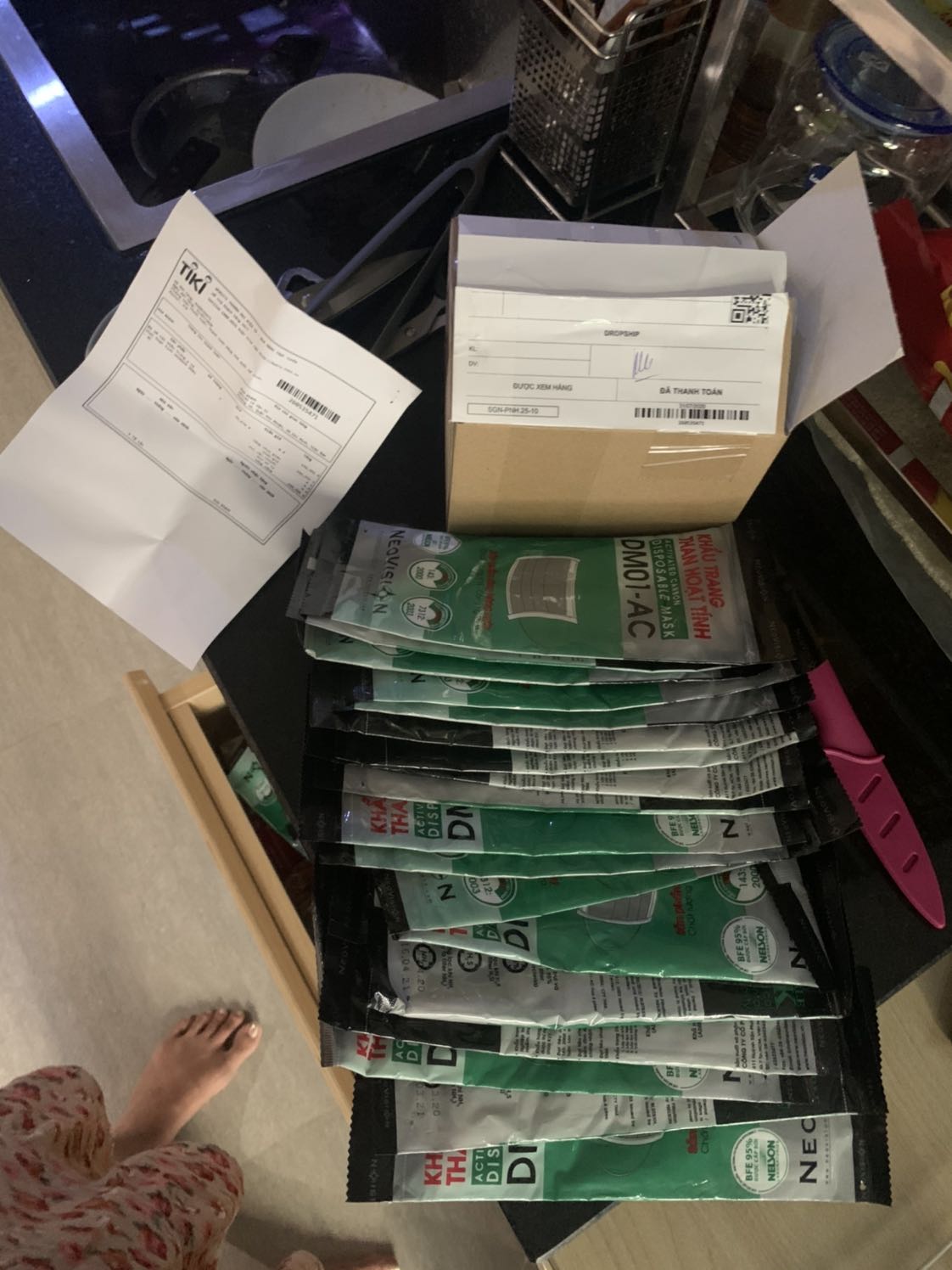 Mình đặt 20 cái nhưng khi nhận chỉ nhận được 18 cái.
Mình đặt Tiki nhiều lần rồi và thông thường không nhất thiết phải kiểm hàng tại chỗ nên lần này mình cũng nghĩ không có vấn đề gì. Vừa được giao đem lên nhà mở thùng hàng, mình kiểu thật ra cũng không định đếm thử nhưng xui khiến sao mình lại đếm và thấy có 18 cái thoii. Mình đã gọi điện thoại cho shipper thì shipper bảo gọi ***. Bạn tổng đài bảo lần sau phải kiểm trước mặt shipper để có bằng chứng xâc thực hơn để Tiki nói chuyện với người bán.
Thiết nghĩ có 2 cái khẩu trang thôi, làm quá lên cũng kì. Nhưng mình muốn cảnh báo mọi người có đặt mua thì nhớ khui thùng đếm kĩ khi nhận trước mặt shipper. Để có shop có giao thiết thì có bằng chứng hơn là trường hợp mình :)