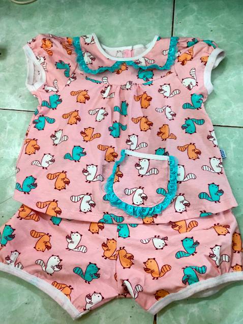 Săn sale lần 3 bộ giá phải chăng lắm. Bộ sóc cưng, vải thun cotton hơi dày, mặc chắc nóng hơn vải lanh của bộ màu tím. Quần áo bé shop thiết kế kiểu dễ thương.