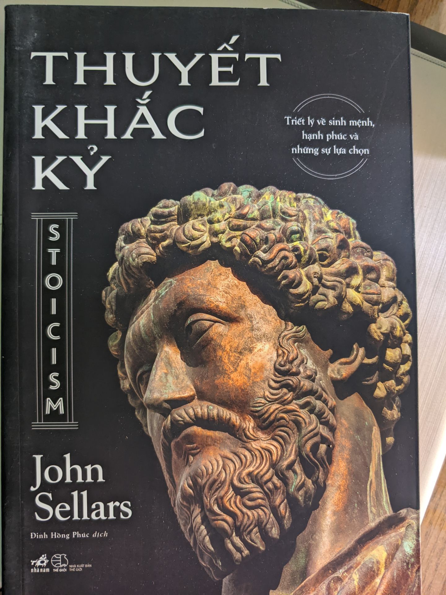 Giao nhanh, mình cứ nghĩ bên shipper nghĩ lễ giao đúng hạn, cơ mà giao nhanh không bàn cãi luôn! điểm trừ do tiki trading đóng gói hàng kém quá! 😞 rất may chỉ hộp bookmark tặng bị hư thôi chứ sách thì còn nguyên vẹn!