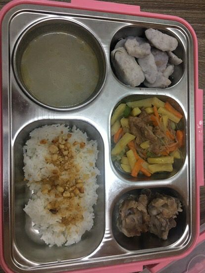 đây là các mon ăn trong tuần mk hay mang đi làm. hộp cơm xịn mịn lắm luôn. có nhiều ngăn để thức ăn. mk mang canh đi nhưng k jeef bik đổ ra. nắp rất kín. good mn nhé