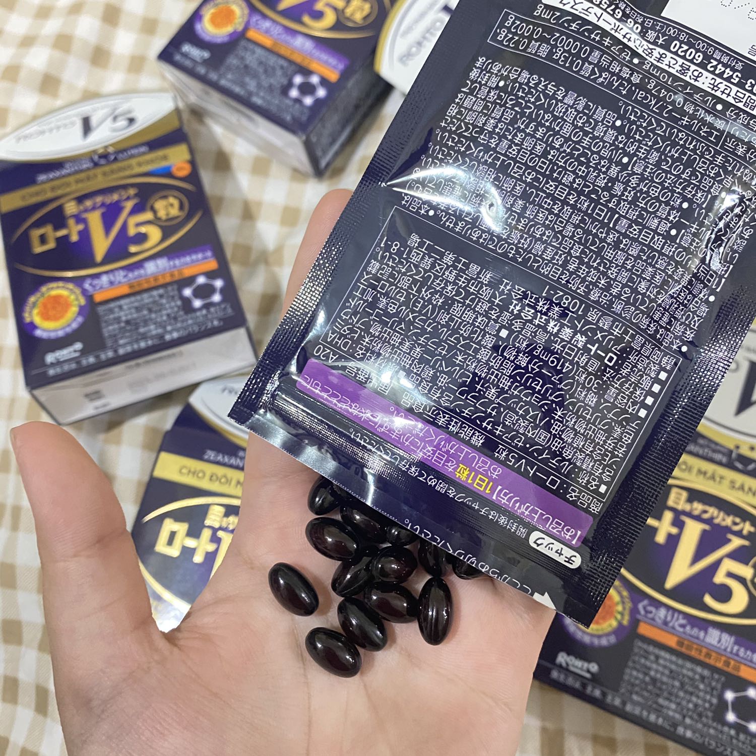 Cực kì hài lòng. Đã dùng sản phẩm này trước đây thấy hiệu quả rất tốt, uống vào đỡ mỏi mắt hẳn, mình bị cận uống vào cả năm nay chưa tăng độ. Lần này tiki giảm giá quá hời nên mua hẳn 5 hộp về cho ba mẹ dùng chung luôn. Tiki Trading bán thì luôn yên tâm hàng chính hãng rồi, date còn rất xa bạn nào mua có thể hoàn toàn yên tâm. Đợt mình mua còn được tặng gối và bịt mắt ngủ. Giao hàng nhanh cực, đóng gói sản phẩm cẩn thận nữa. Nói chung không có điểm nào để chê, quá ưng ý. Sẽ tiếp tục ủng hộ và giới thiệu cho bạn bè người thân sử dụng. ?