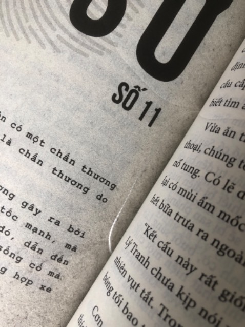 mỗi câu chuyện có độ hấp dẫn khác nhau, càng về sau càng hay.
sách mình mua chung với 1 cuốn khác được đóng gói cẩn thận nhưng khi lấy ra lại thấy mép sách bị gãy 3 khúc, k hiểu sao nữa :v chỉ sách cũng bị lòi ra ở nửa sau sách. Ngoại quan sách lần này không ổn lắm nên cho 4 sao thôi.