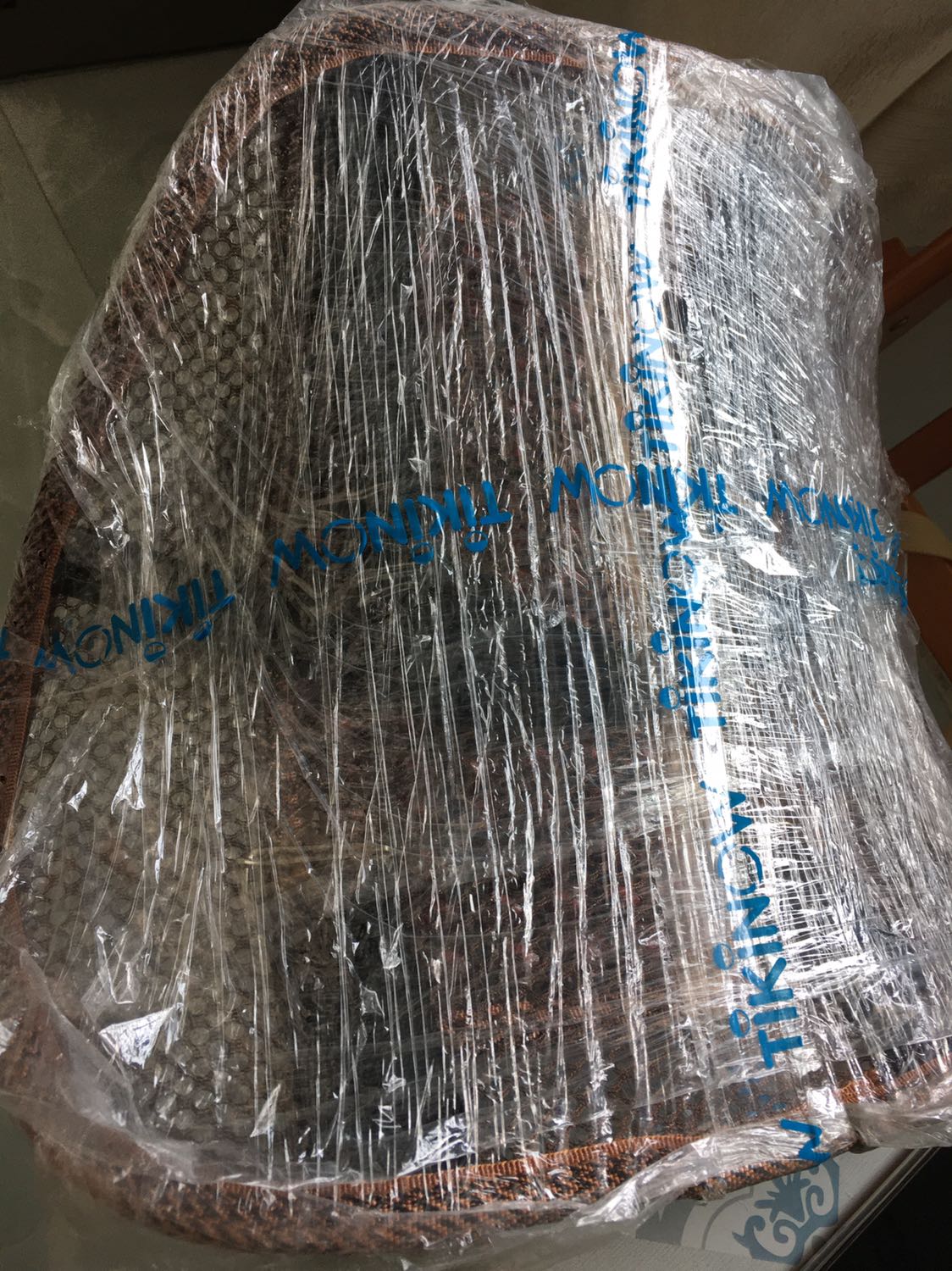 Sử dụng tốt. Điểm trừ: Dây buộc hai bên hơi ngắn. Móc bị rỉ sét.
Nhân viên giao hàng hơi thô lỗ. Giao trễ 1 ngày.