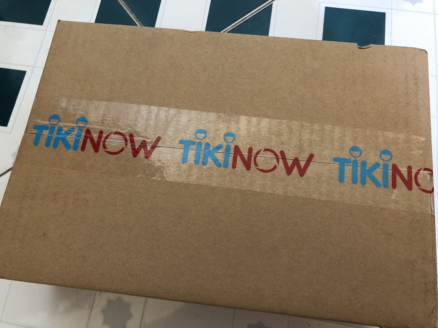 Truyện rất hay. Vẫn phong cách của Haruki Murakami: siêu thực, bí ẩn, tăm tối (thậm chí là disturbing) và duy mỹ, nhiều ẩn dụ, mang tính biểu tượng. 

Mình bắt đầu cuốn sách với sự tò mò bởi những sự kiện kỳ quái, những nhân vật lạ thường. Đến khoảng giữa thì khó chịu, khó hiểu, thậm chí hơi chán. Cảnh H nhiều hơn mình tưởng. Nhưng đến cuối thì cảm động và day dứt. Một câu chuyện dữ dội, khó đoán và thu hút. Cái kết mở. Mình thích được tự định đoạt ý nghĩa và số phận nhân vật như thế. Đúng như sách nói: có những điều khi nói thẳng ra thì mất đi ý nghĩa của nó.

Tất cả các nhân vật đều có dấu ấn trong lòng mình, đặc biệt là 2 nv chính. Kafka Tamura quả nhiên là “trang thiếu niên mười lăm tuổi kiên cường nhất thế gian” (mình thực sự nể cậu đấy). Còn lão Nakata thì thật là đáng mến và phi thường.

P/s: sách in lỗi chính tả hơi nhiều nhé :))