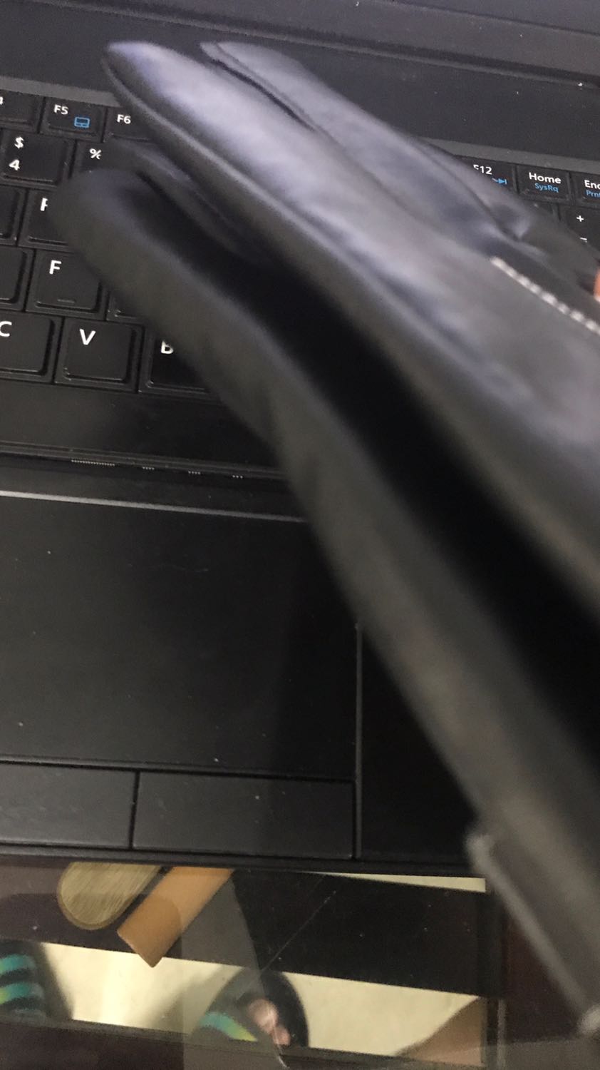 Găng tay da mềm mại. Bên trong có lớp nỉ đeo thích ghê các bạn ạ. Mình đoe cảo giác da có độ co giãn với lại thêm lớp nỉ nữa cảm giác rất vừa tay. Mà đeo vào điện thoại cảm ứng vuốt rần rần luôn. Như không đeo găng tay vậy. Sản phẩm chất lượng. Cảm ơn shop.