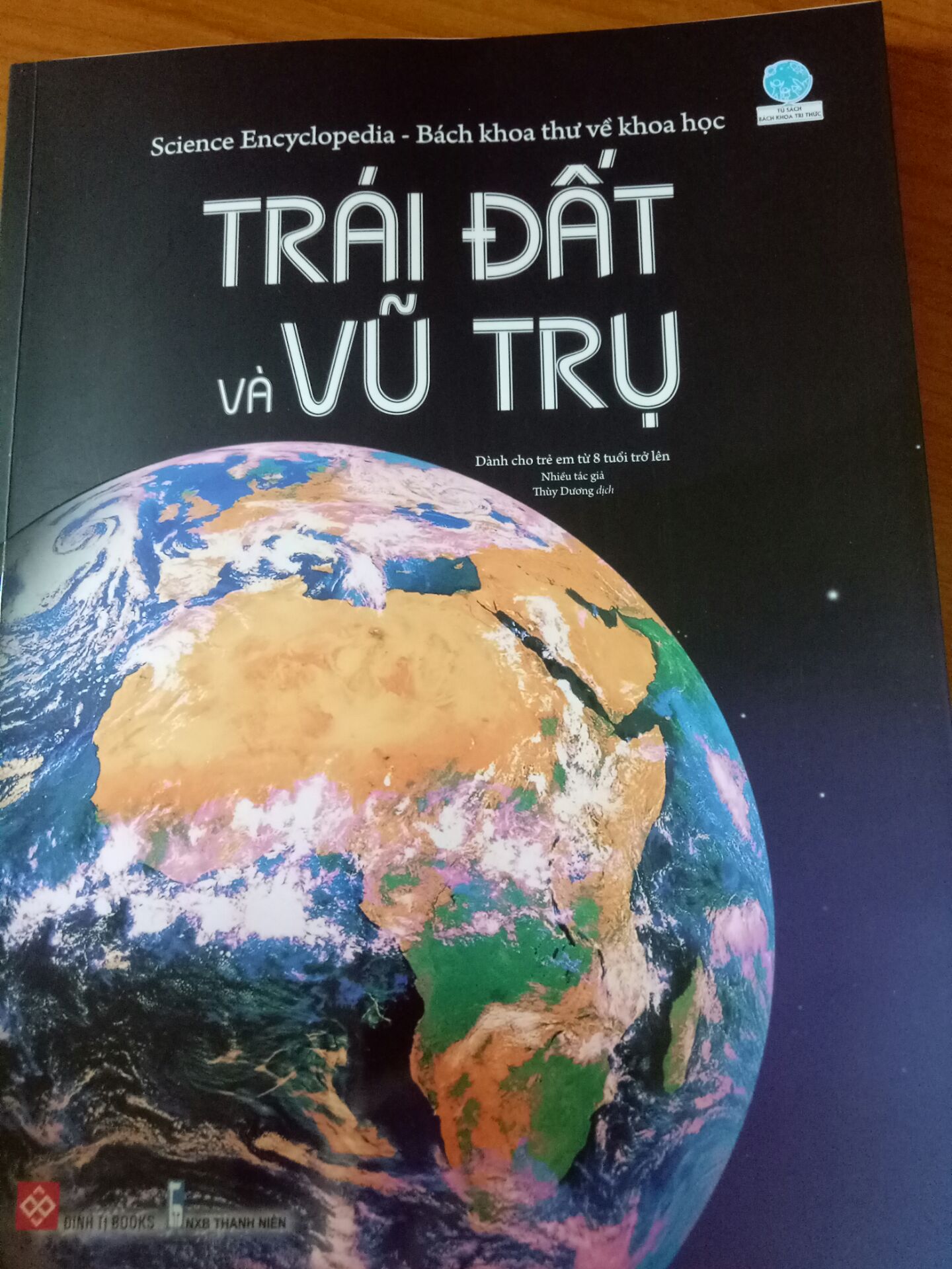 Sách thật sự rất đỉnh, hình ảnh rõ nét, giấy cũng đẹp. Trong sách có đề cập đến vụ nổ Big Bang và khái niệm về "vũ trụ". Tuy nhiên giải thích khá mơ hồ, nhưng cũng không trách sách được vì "vũ trụ" chính là một khái niệm mơ hồ rồi. Nó cho ta rất nhiều kiến thức liên quan đến vũ trụ và Trái Đất thuở sơ khai, sự hình thành của loài người, loài vật. Nói chung, sách rất đáng mua!
