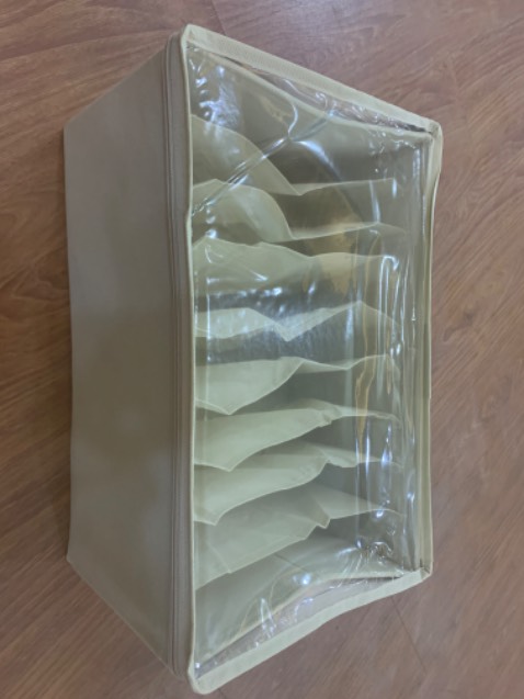 Hàng rất đẹp. Đóng gói siêu siêu kỹ tính, cho shop 10 điểm đonhs gói. Vì mình mua kèm 1 bộ cờ nữa của shop nên đóng 2 sản phẩm rất dày chắc chắn. Mình cứ tưởng hàng không phải của mình lúc nhận. Hahaa. Hộp vải cứng cáp, chắc chắn, nghe bảo đó là hàng thân thiện với môi trường, dùng đúng là thấy thế thật. Màu kem mình mua thử trước. Mấy nữa dùng ok mua màu xám. Trước mắt thấy hài lòng. Dịch vụ tốt, giao nhanh nhazzz