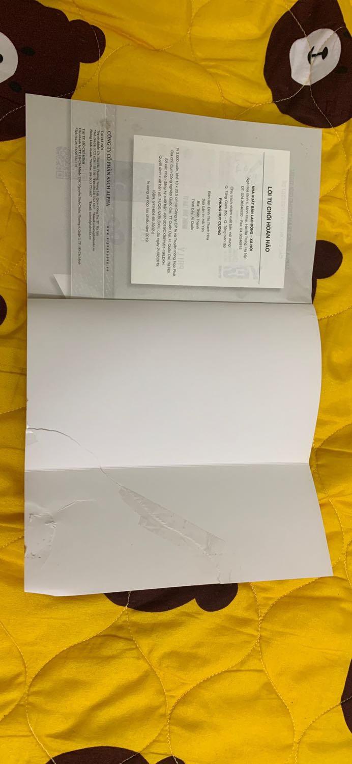 Mình mua 2 quyển, hôm bữa giờ đọc quyển kia, hôm nay mới lấy quyển này ra đọc mới phát hiện bìa bị rách, dán băng keo tùm lum. Buồn quá buồn!