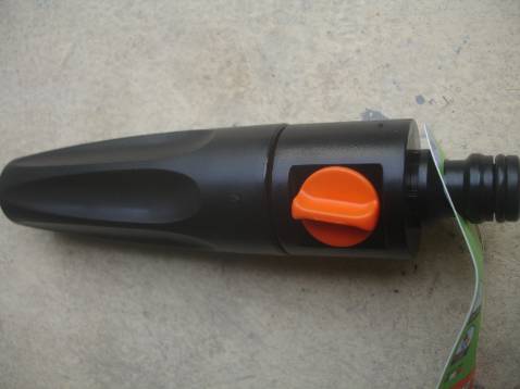 Đầu tưới rất tiện lợi, có khóa để đóng nước. Có thể xoay để chọn dòng nuóc tưới thích hợp.