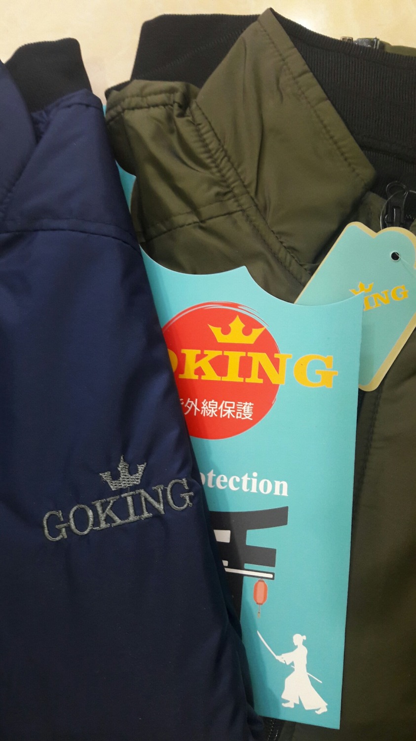 mua 2 cái màu xanh đen với xanh rêu, thấy cũng đẹp, mà mình thích màu xanh rêu hơn, chất lượng áo mình cho là tốt đấy, tiền nào của đó, dày dặn