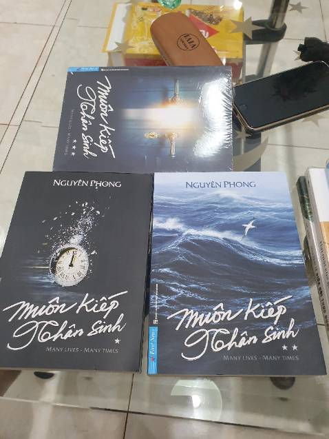 Sách ko bọc bookcare như giới thiệu quyển 1 và 2 bị trầy xước và hơi bẩn, sách k dc bảo quản kỹ