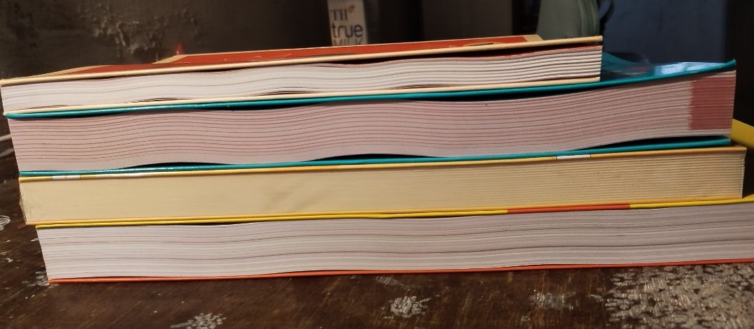 sách đẹp, chất lượng ruột sách khỏi chê
sách bị bụi bên ngoài và không còn bọc, 4 góc bìa đều bị coăn, trông lầm tưởng sách cũ