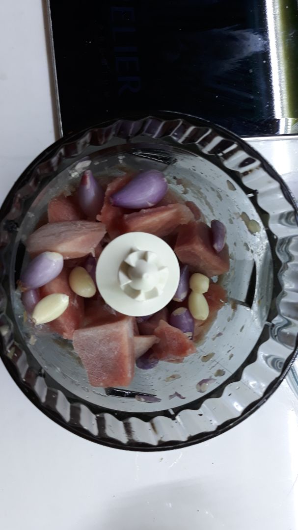 máy xay mạnh. xay mỗi lần ít thôi. nếu xay nhìu chút hoặc nghiên máy thịt sẽ trào lên qua mấy khe vô chỗ bộ điều khiển ko vệ sinh được. Hơi bất tiện tí. Ai xài cẩn thận. mới xài lần đầu nên chưa quen.