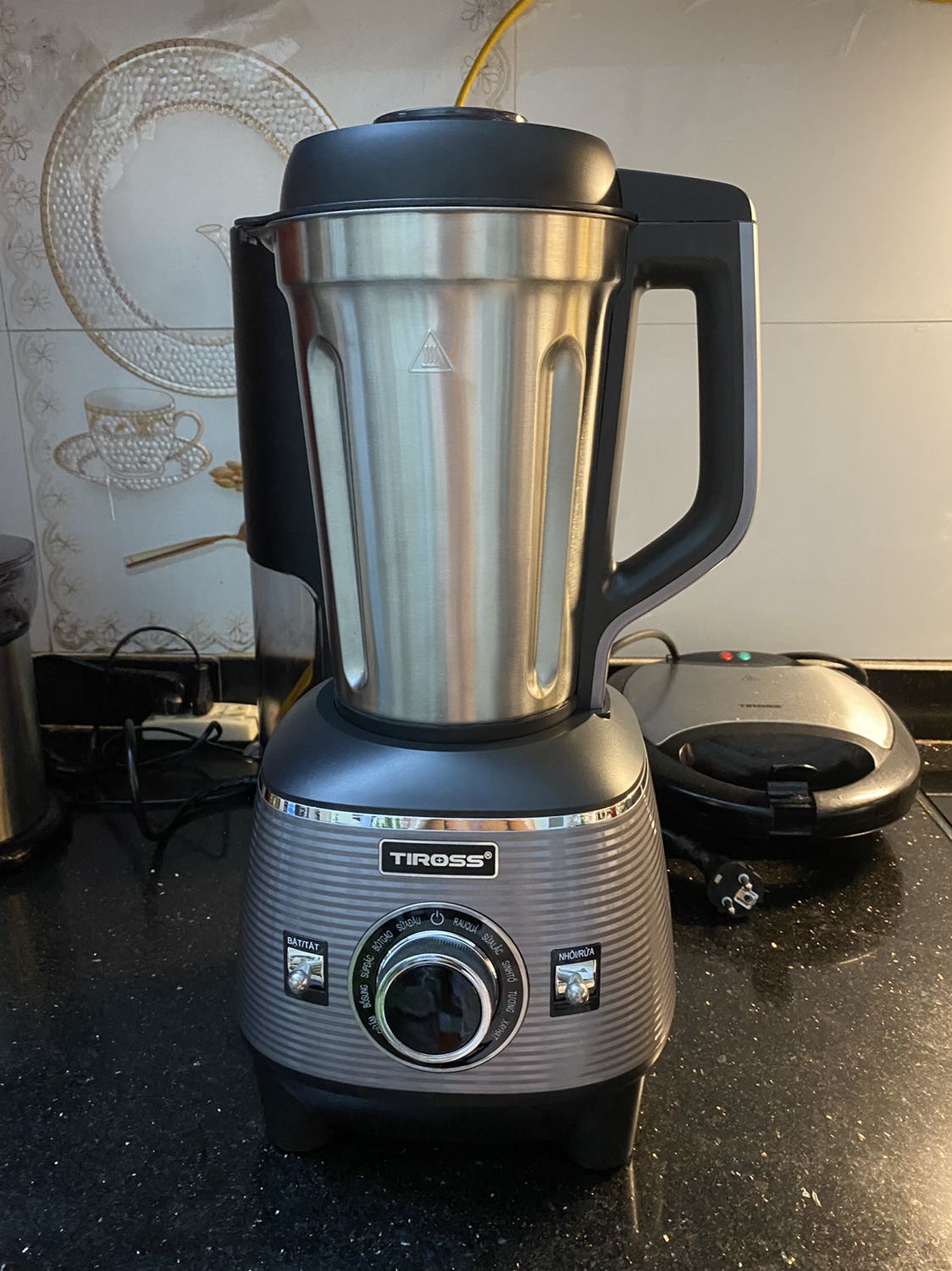 Vừa đặt tối hôm trước thì sáng hôm sau tiki đã giao luôn rồi!
Chia sẻ đôi chút cảm nhận về cái máy này cho ai có nhu cầu tìm hiểu:
1. Cối xay lớn (1,8l), khác các loại máy khác cối bằng thuỷ tinh, cối này bằng inox, nhìn mỹ quan có vẻ không đẹp và thích bằng thuỷ tinh, tuy nhiên có 1 ưu điểm là cối rất nhẹ, nhẹ hơn rất nhiều so với thuỷ tinh, nên chị em có thể hoàn toàn cầm được bằng 1 tay (gồm cả sữa bên trong).
2. Máy hoạt động khá êm ái, mình mới dùng chức năng súp đặc thì thấy là 15-18' đầu khá êm, k biết là máy đang chạy luôn, duy chỉ có khoảng 5' cuối lúc máy bắt đầu xay thì khá ồn, mình để máy dưới tầng 1 và ngồi trên tầng 2 vẫn nghe rõ tiếng máy. Tuy nhiên, cũng chỉ mất 4-5' nên k vấn đề lắm.
3. Máy công suất cao. Trước khi mua mình cũng có tìm hiểu 1 số loại thì mình thấy giá của máy tuy cao, nhưng so với giá tiền thì công suất khá cao, cao hơn hẳn dòng máy 2-3tr khác (công suất xay 1200w, nấu 800w) nên chắc chắn thành phẩm sẽ mịn hơn là cái chắc rồi 😂
4. Thành phẩm: mình có nấu thử sữa ngô thấy rằng thành phẩm rất mịn, không bị lợn cợn, uống thơm ngon!
5. Máy có kèm theo cuốn sách công thức để mọi người có thể làm theo --> rất tiện lợi 😂
6. Máy hoàn toàn bằng tiếng việt, bất cứ ai cũng có thể dùng được!
Đó là một số cảm nhận đôi chút của mình về chiếc máy! Nói chung về lâu dài thì mình chưa có khẳng định, nhưng trước mắt thì khá đáng tiền!