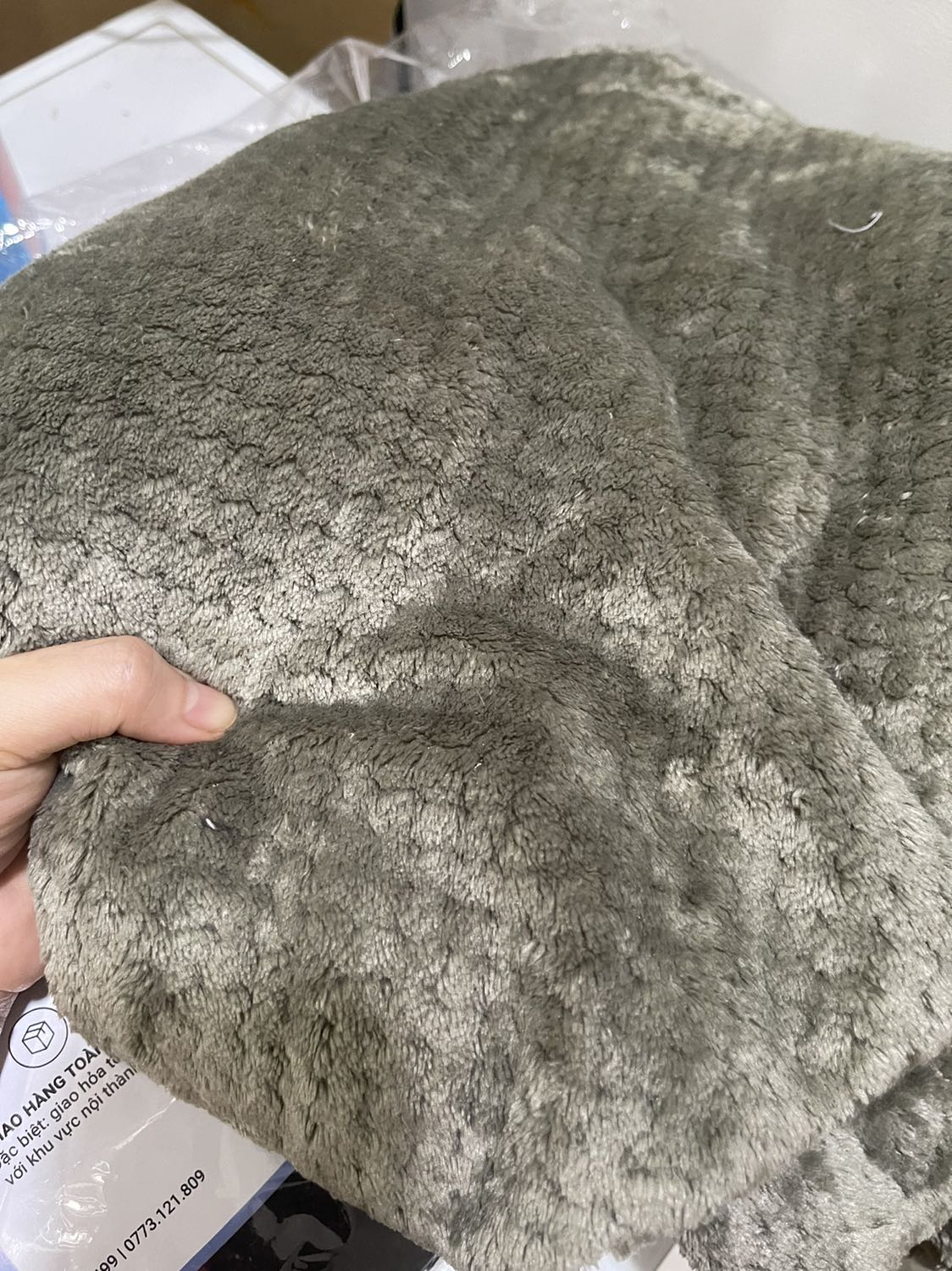 Đặt 2 cái màu đen vs xanh rêu ưng ý vô cùng. Chất vải mềm, vân ô vuông nhìn đẹp. Ko bị rụng lông. Đắp ấm. Mua 2 còn giảm 5k nên hài lòng vô đối