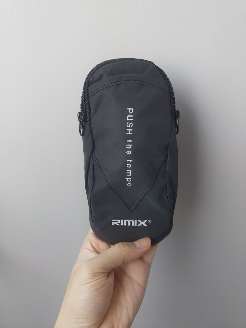 Cảm nhận ban đầu là chất liệu tốt, ngoại hình đẹp, dây kéo chắc chắn, dây buộc vào tay cũng chắc, khó bị rơi.