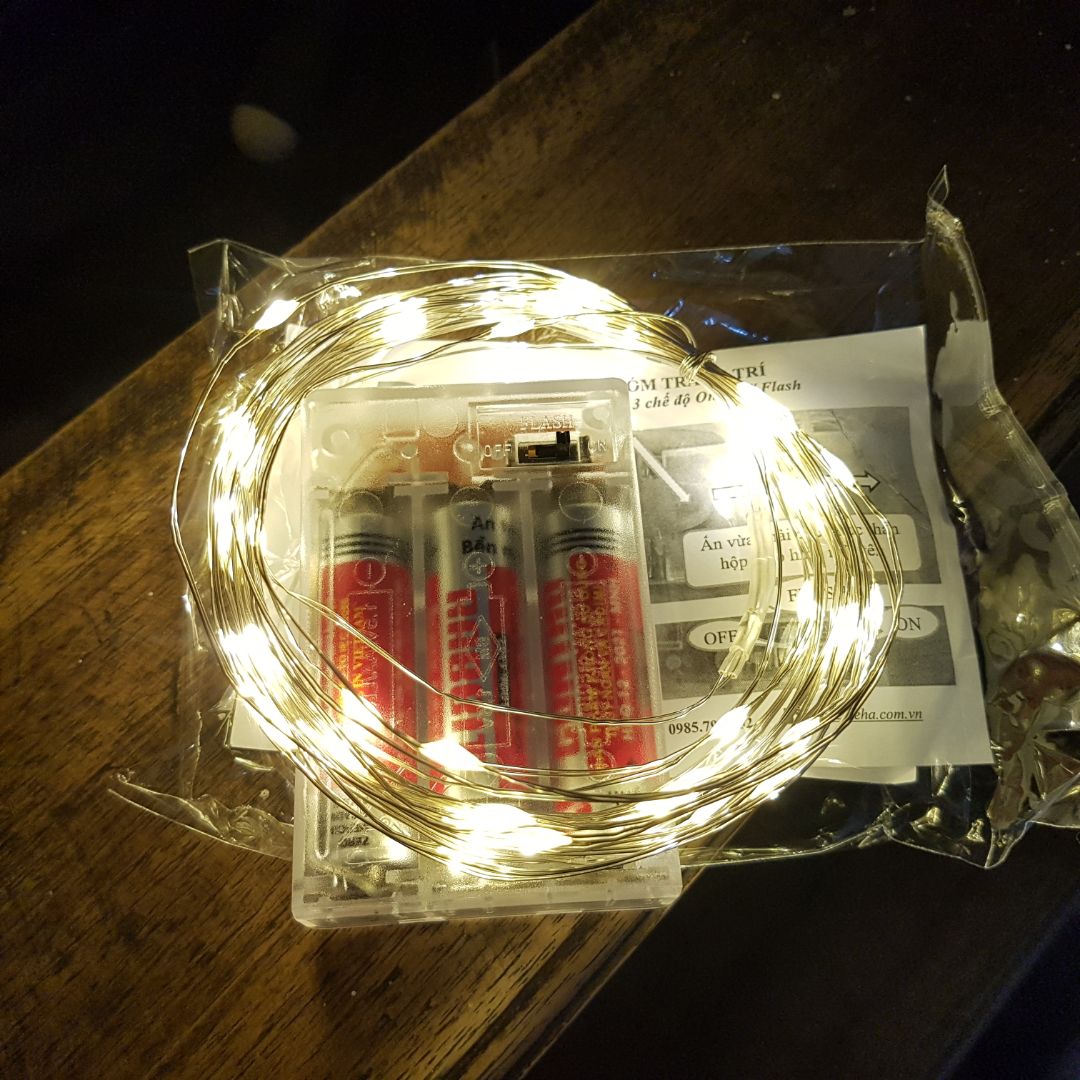 Quá xịn. Minh mua loại 5 mét nháy có công tắc gạt chọn Luôn sáng/ nháy chớp/ Tắt dây phủ màu bạc kẽm quá đẹp. Treo lên phòng đẹp. Đèn lúc đầu nhìn mong manh nhưng hóa ra quá bền và dai. Mình dùng 1 tháng rồi ko thấy vấn đề gì. 10 sao cho chất lượng.