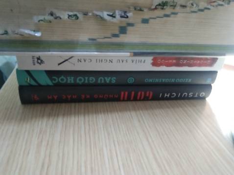 Đây là cuốn tệ nhất trong ba cuốn mình mua lần này. Kh nói đến nọi dung thì sách bị cong như con rắn luôn. Mình đang ráng cứu em nó cùng 2 cuốn mình đặt chung đây.T-T