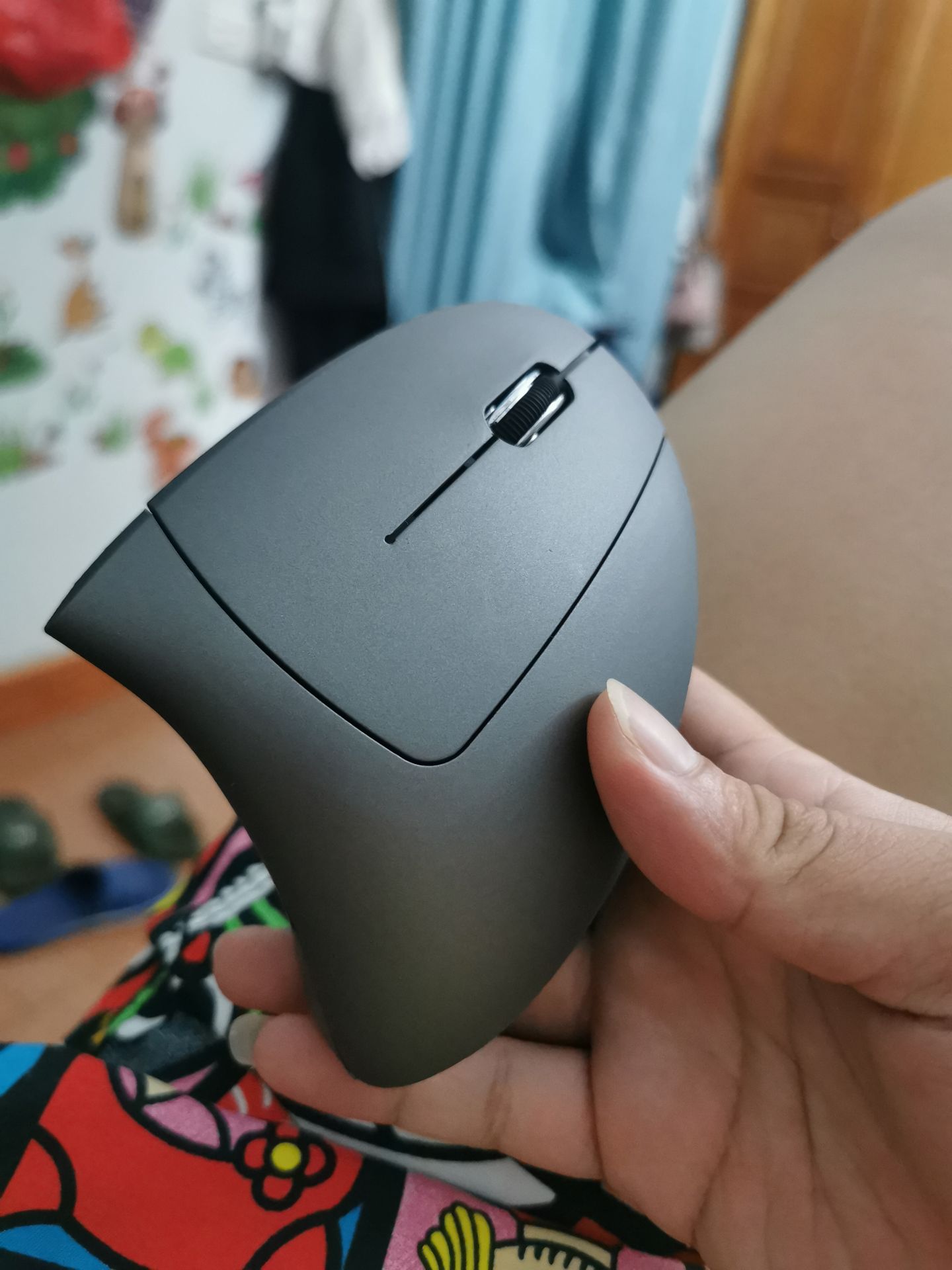 Hàng ổn trong tầm giá, chuột nhạy. Tuy nhiên phần tiếp giáp của 2 phần thấy hơi thất vọng vì nó có gờ. Điểm trừ nữa là chuột ko kèm theo pin như những sp khác