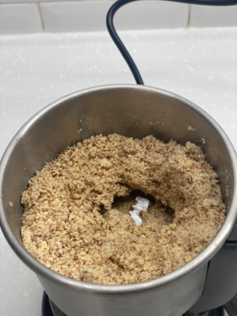 Máy mới xài tạm ổn. Máy này xây hạt thành bột nhanh, nhưng nếu muốn xây nhuyễn hơn thành bơ luôn thì không đuọc, do nó bí kẹt vào lưỡi dao, cứng máy
Khuyết/
- dây điện dính vào máy nên khoa vệ sinh