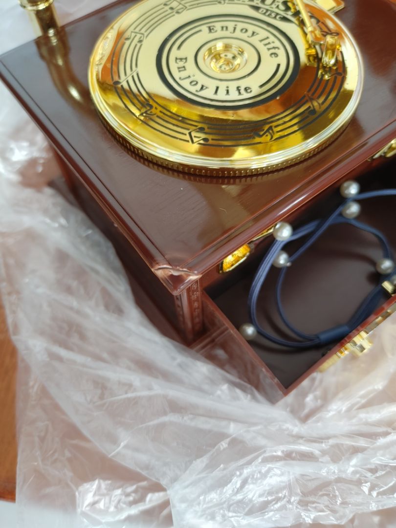 shop ơi, rất buồn, khi mở ra, phần góc của hộp bị gãy. yêu cầu shop đổi mới, vì đây là qua tặng sinh nhật