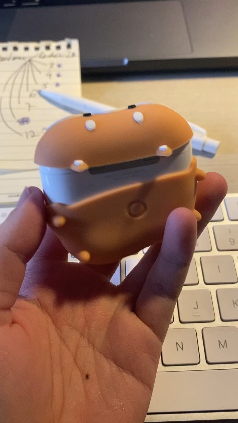 Đặt mua bao cho airport pro, giao hàng lỗi hoặc ko đúng size, mà kêu khách đặt ko đúng mẫu.

Cái vỏ nó hình chữ nhật nằm ngang rõ ràng, bỏ vào bị chật mà đổ tại khách chọn sai. Trừ điểm uy tín và chăm sóc khách hàng. Định ko review 1 sao mà xử lý vấn đề quá kém.