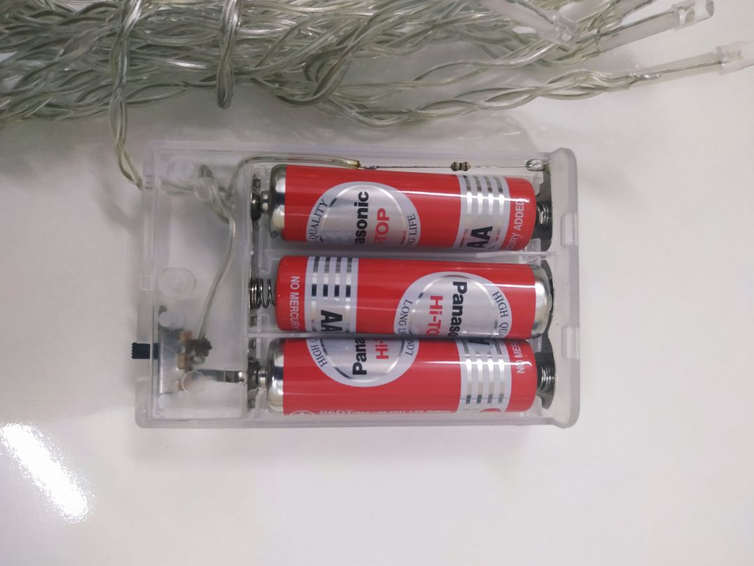 Sản phẩm khá tốt, lúc giao không kèm pin nha. Sử dụng 3 cục pin tiểu AA, mình mua là 2 mét dây, có 20 bóng, cách đều nhau 10cm. Cháy đèn vàng, thời lượng thì chưa biết, nhưng khá là lâu. Nhìn chung đèn khá đẹp, tầm giá tương đối ổn. Like :)