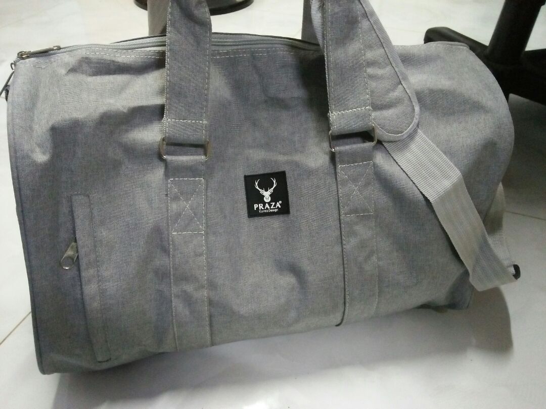 form to lắm nha cả nhà,mình đựng đồ thoải mái,túi thấy vậy mà chứa hơn chục bộ,chưa kể chỗ để giày lại được chứa được 2 đôi của mình luôn,quai chắc chắn an tâm lắm.