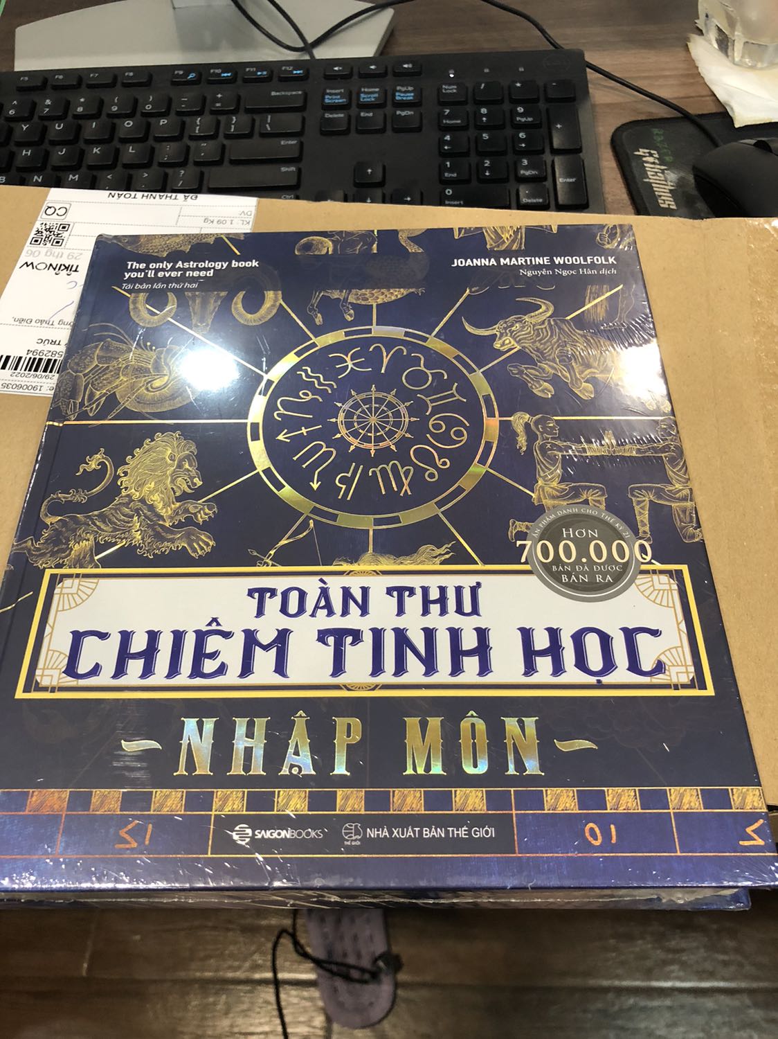 Mua sách ở tiki không làm thất vọng. Giao nhanh 2h, mình mua giá giảm 227k với cuốn sách bìa cứng cáp dày dặn thế này hoàn toàn phù hợp. Thấy nhiều bạn khen nên mua đọc thử cũng như tìm hiểu thêm về chiêm tinh học