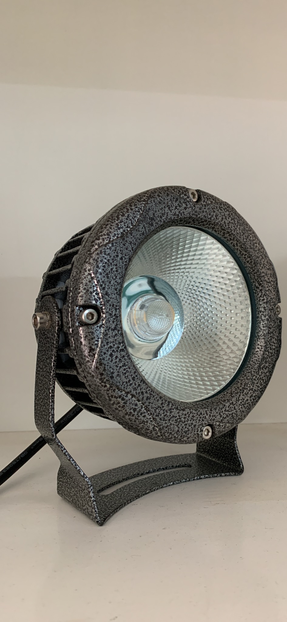 Đèn rất đẹp, đúng như hình ảnh đăng, ánh sáng cũng rất đẹp, nói chung mình thấy quá ok. Cho 5 sao. Có nhu cầu sẽ mua tiếp