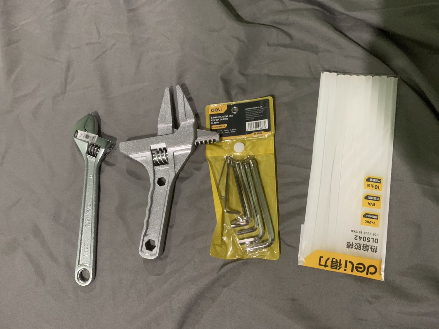 Hàng cầm chắc tay, của hãng Deli nên rất yên tâm!